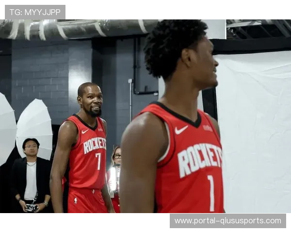 詹姆斯赛后拥抱杜兰特，球迷致敬时代对决