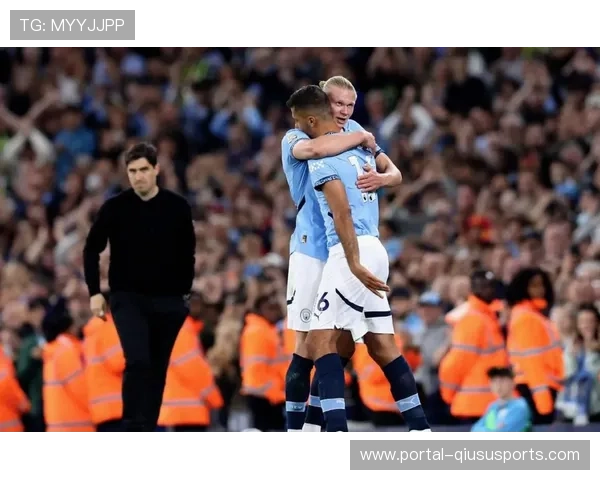 诺阿·朗梅开二度后跪地庆祝，加拉塔萨雷主场陷入狂欢